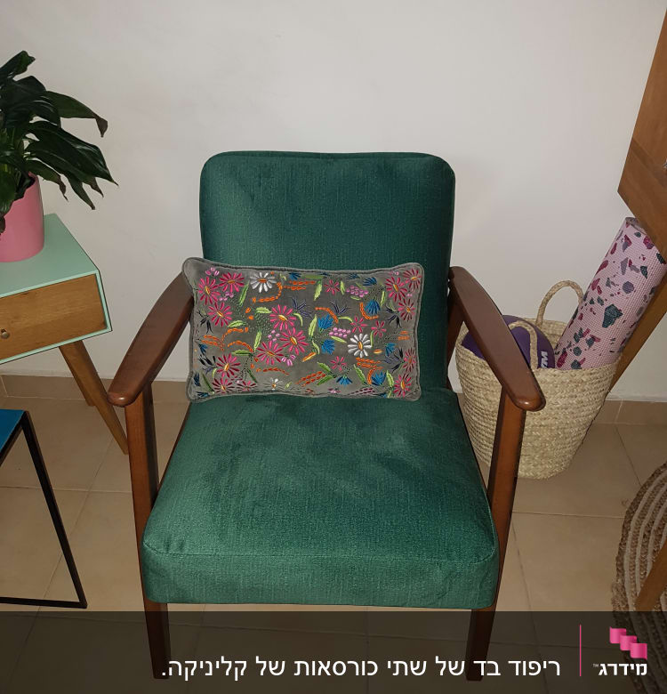 כיסא מרופד ירוק עם כרית פרחונית צבעונית